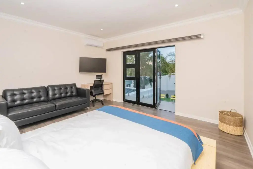 Private Modern 10 bdrm Home tucked away in Sandton