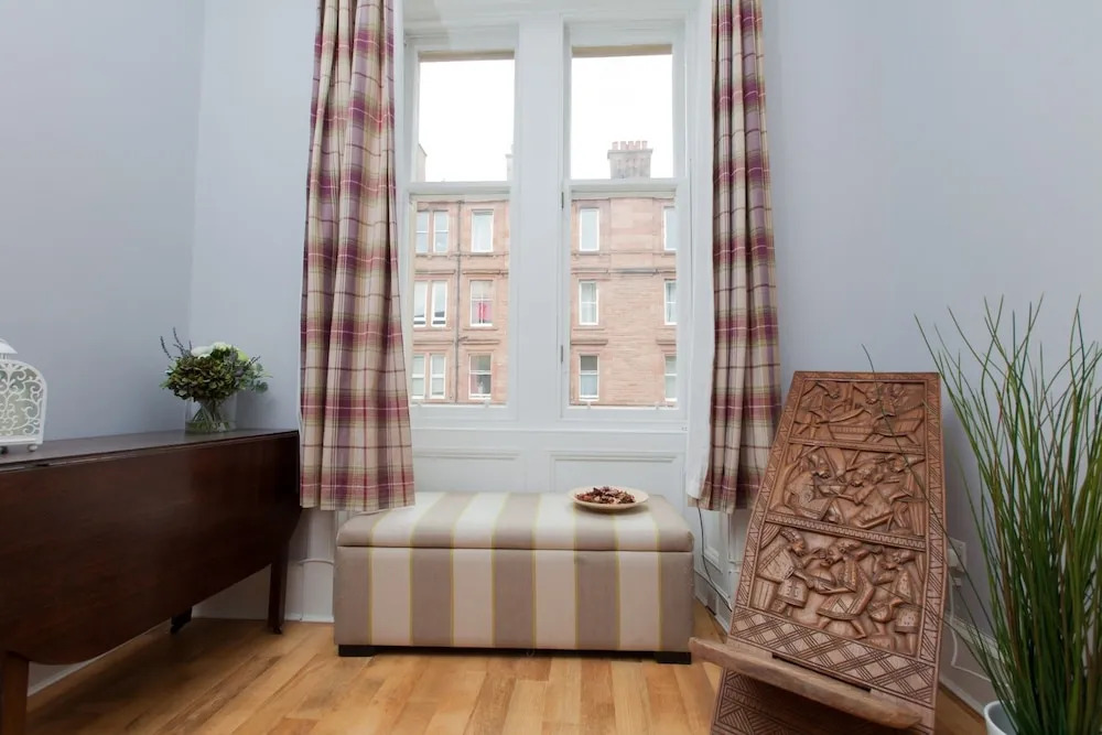 Traditional 1BR Tenement in Leith Walk Area for 2