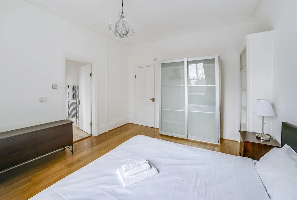 Bright 2 Bed in West Kensington W/balcony