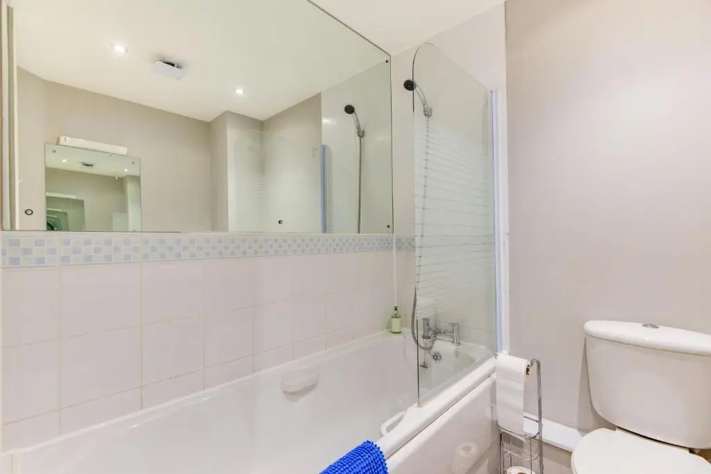 Comfortable ground floor flat sleeps up to 4 with private parking by Sussex Short Lets