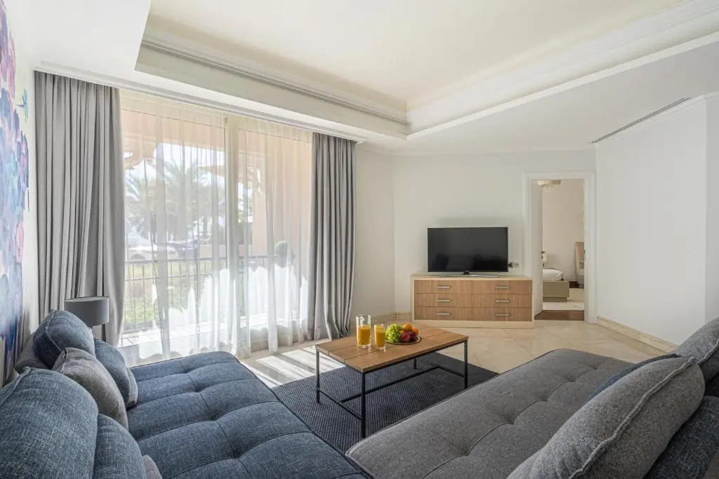 HiGuests - Luxurious 1BR in Palms with Private Beach Access