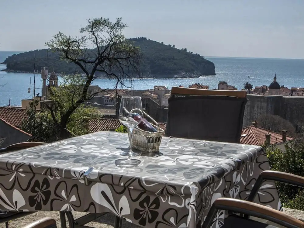 Cosy Apartment Overlooking City Walls and Island Lokrum, Private Terasse, Wi-fi