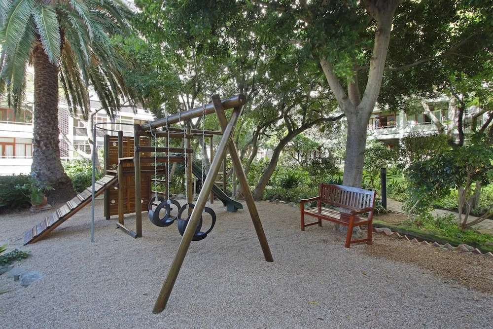 Secure Studio Apartment. With Mountain Views and a Pool