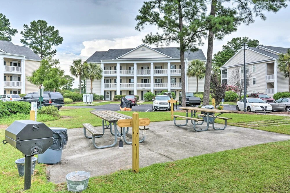 Myrtle Beach Condo w/ Pool: Near Golf & Mall!