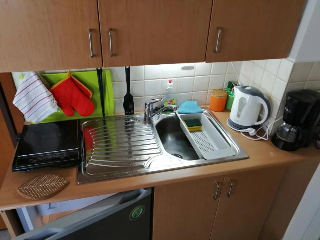 Spacious & Modern Studio Apartment Near the Airport