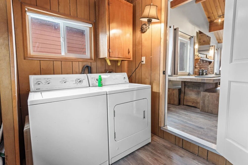 Mountain Memories - Greatly Located In A Quiet Neighborhood! Beautiful Porch And A Fenced Backyard! 2 Bedroom Home