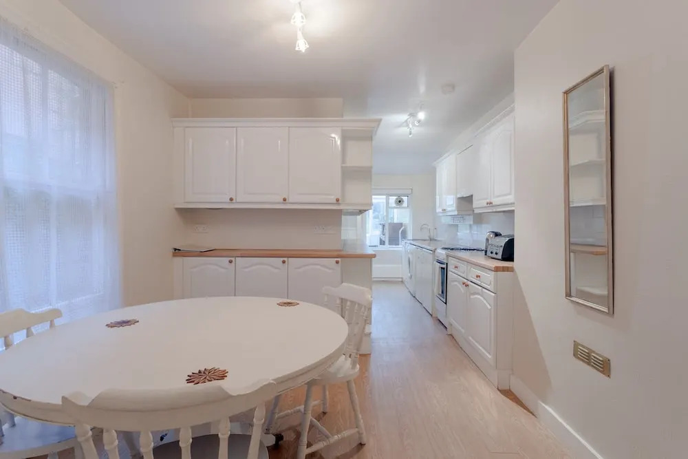 1 Bedroom Flat With Lofty Ceilings and Garden