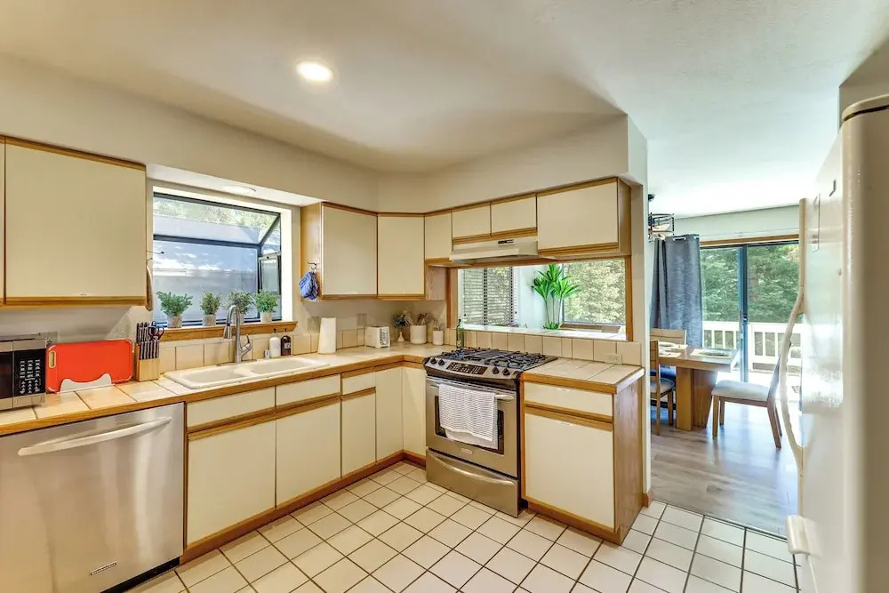3 Mi to Lake Tahoe: Forest-view Sanctuary w/ Deck!