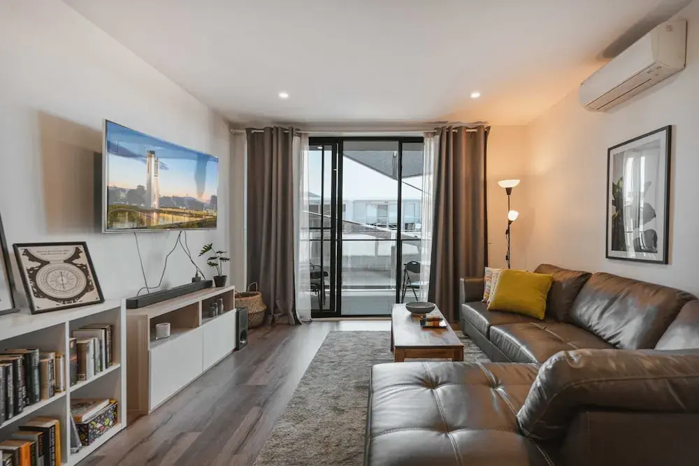 Lonsdale St 1-bed Unit With Study Area and Parking
