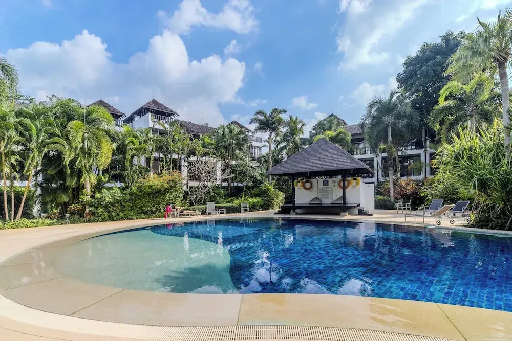 2BR Pool View Short Walk to Beach C254