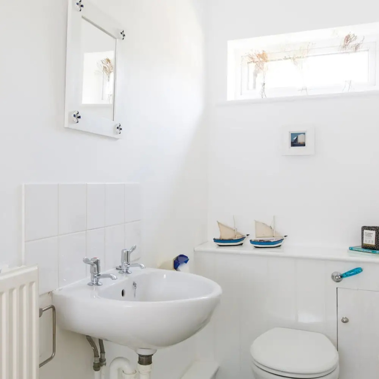 Secluded rural retreat close to beach - sleeps 12