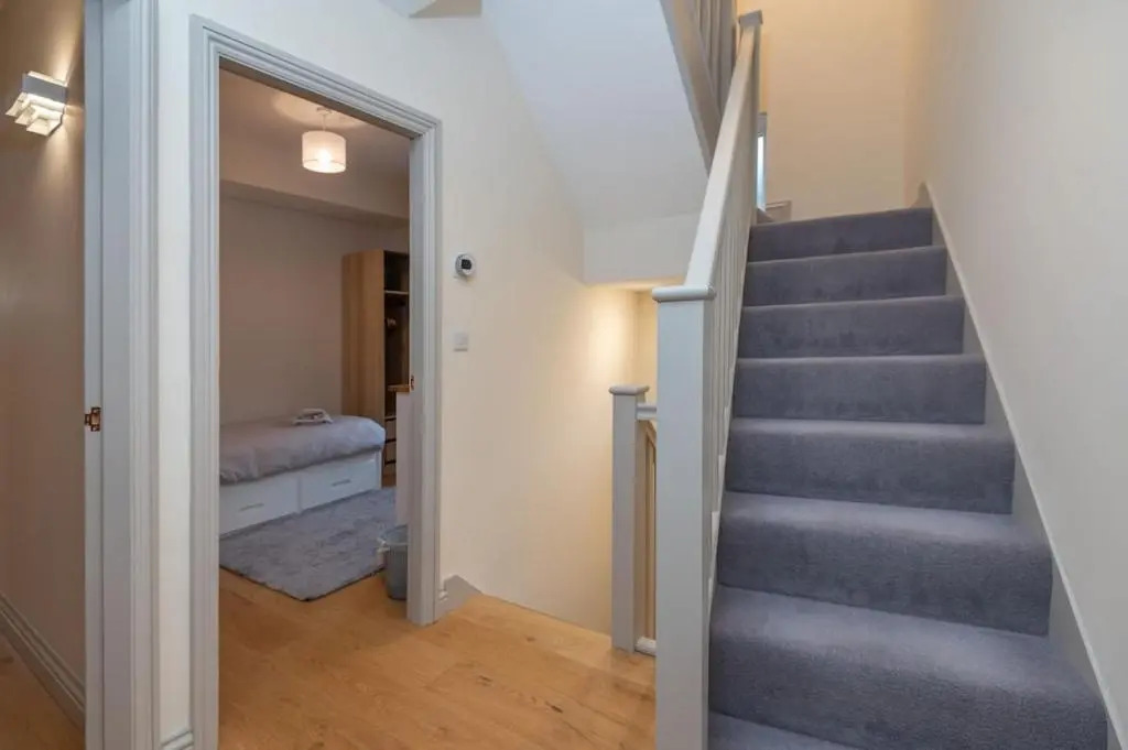 Sleeps 6 / 4 bedrooms, 2 minute walk to the Square