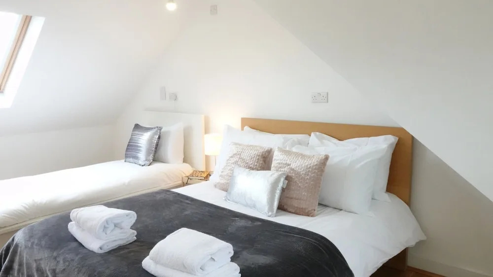 Private Rooms-Private Bathrooms-Near Airport- CABIN CREW paradise