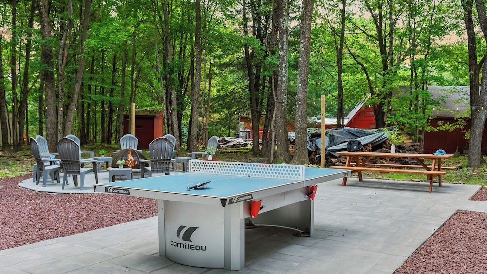 Maple Oasis by Avantstay Newly Built w/ Hot Tub, Game Room & Fire Pit
