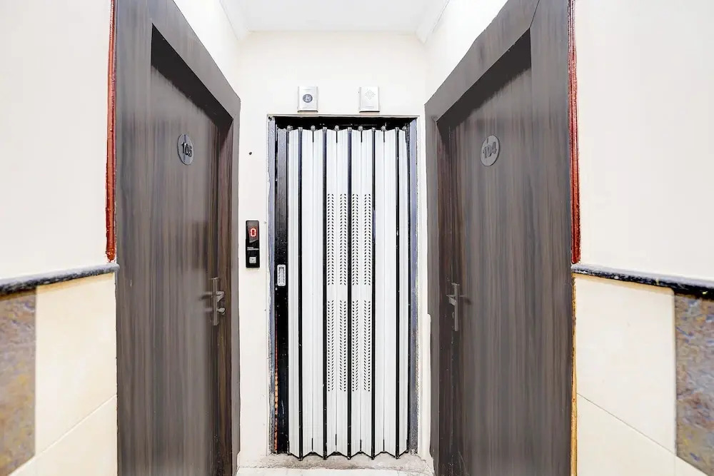 FabHotel Comfort Stay I - 700m from Metro Multispeciality Hospital Noida