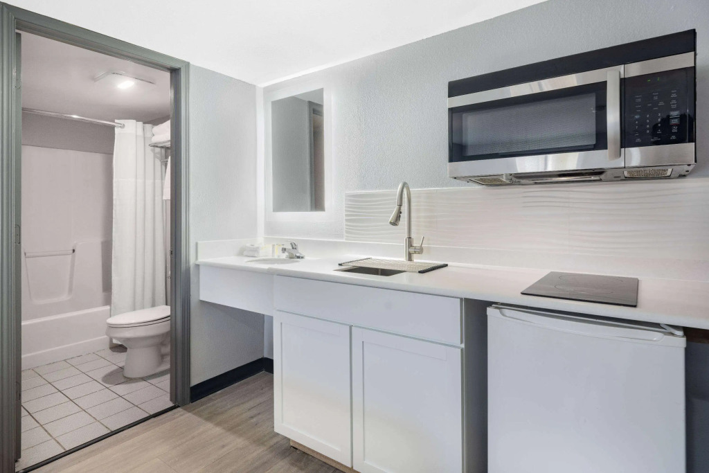 Days Inn & Suites by Wyndham Niagara Falls/Buffalo