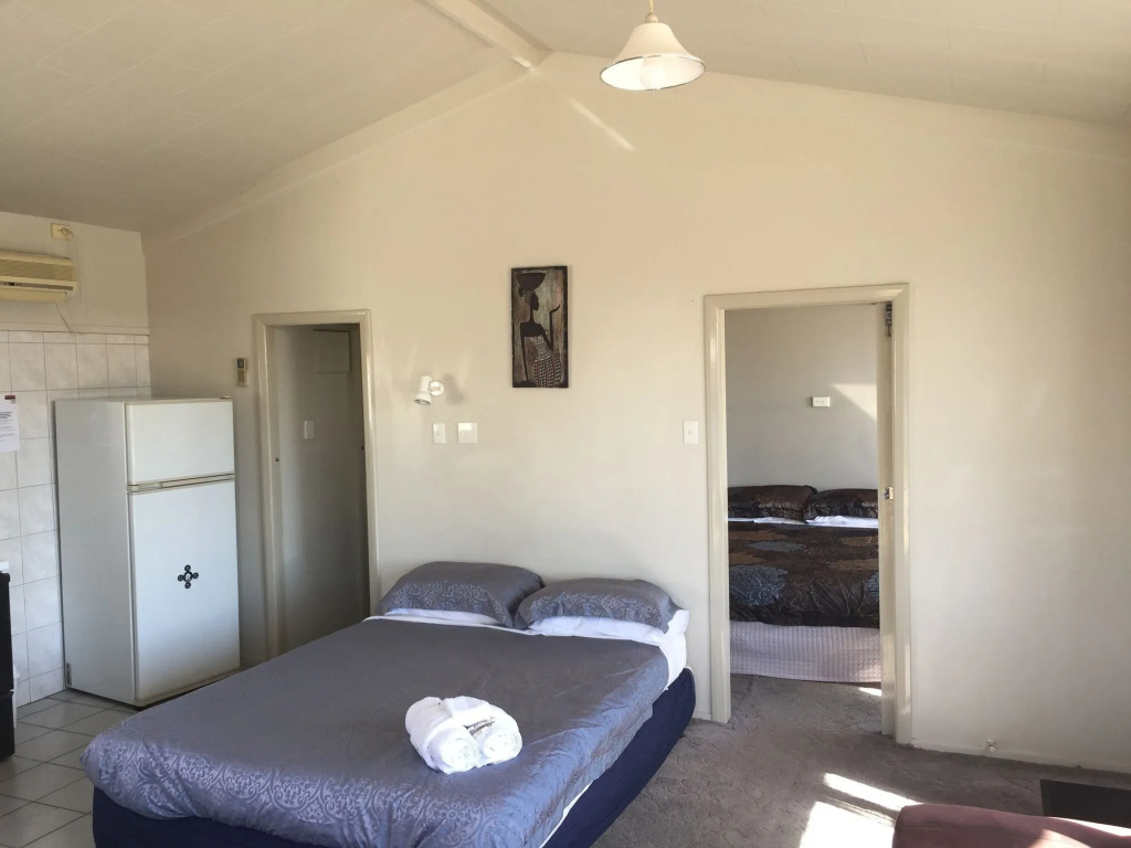 Jack & Dis Waiteti Lakefront Motel