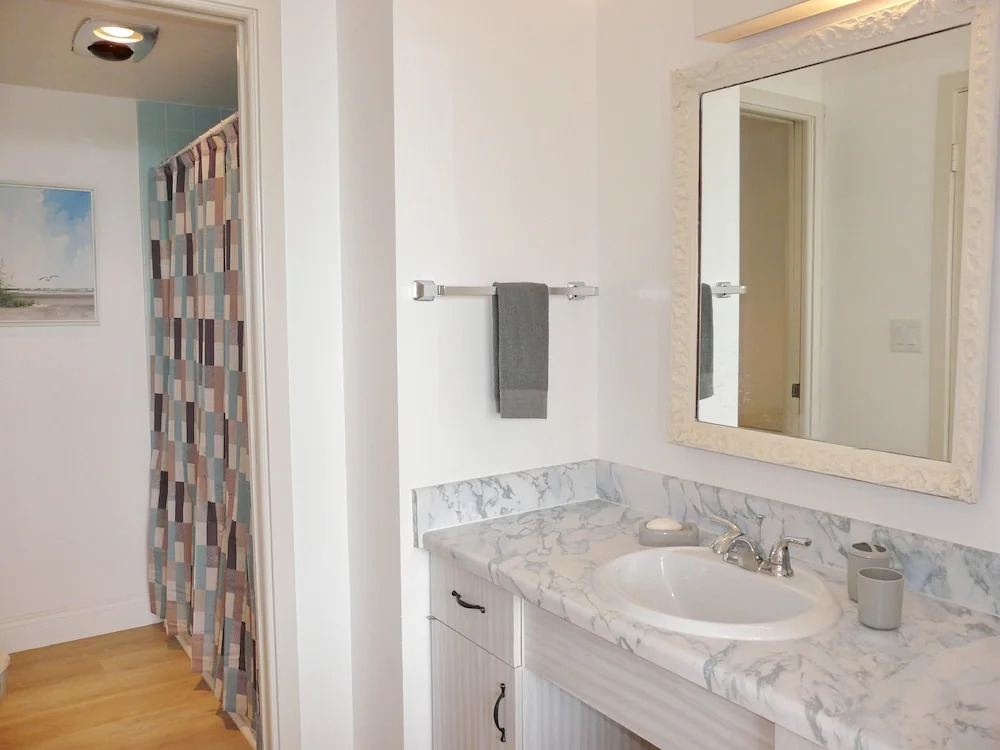 Inviting Beachfront Condo With Large Balcony and Pool