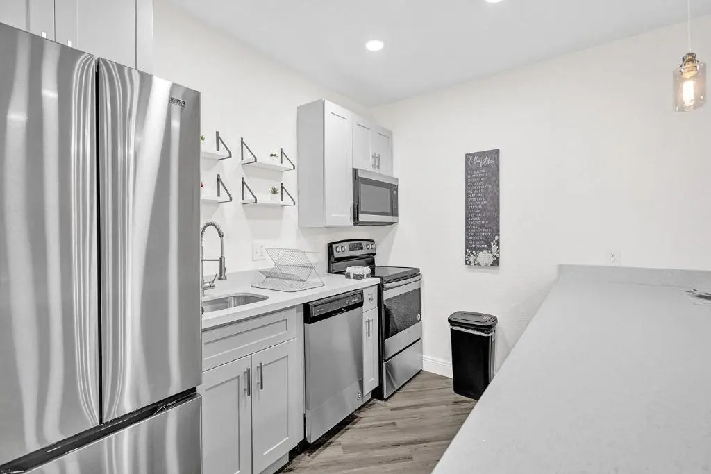 BRAND NEW 4Bed/2Bath - Renovated Luxury Stay