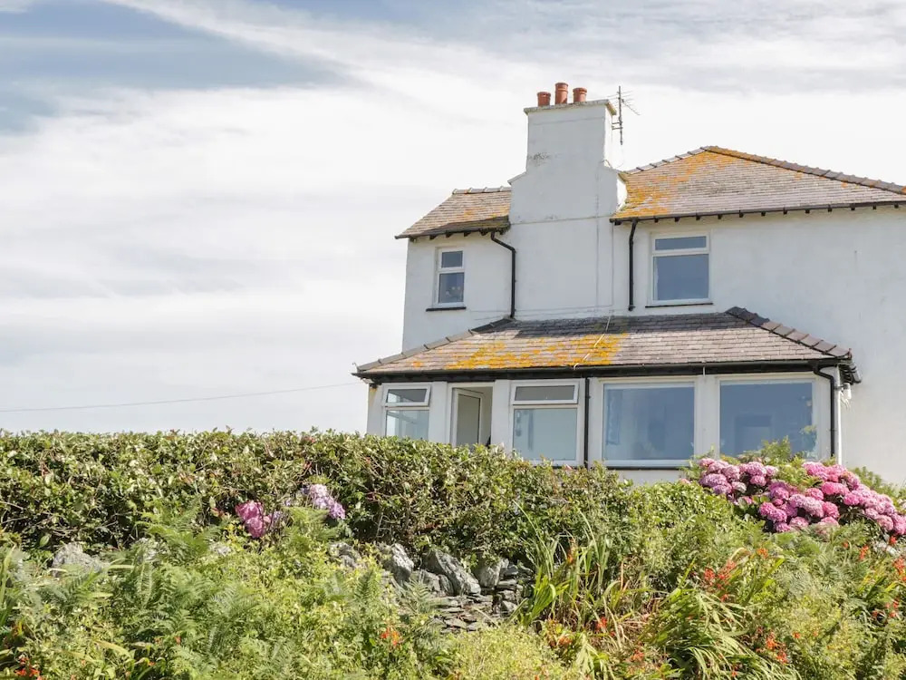 BRYN GORS-3 BED-FIRST FLOOR APT- YARDS FROM BEACH