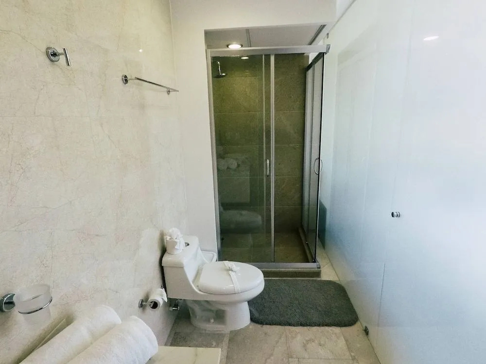 Lovely 1 Br Apartment, 3 Blocks To Mamita's, Roof Pool Views, Bbq