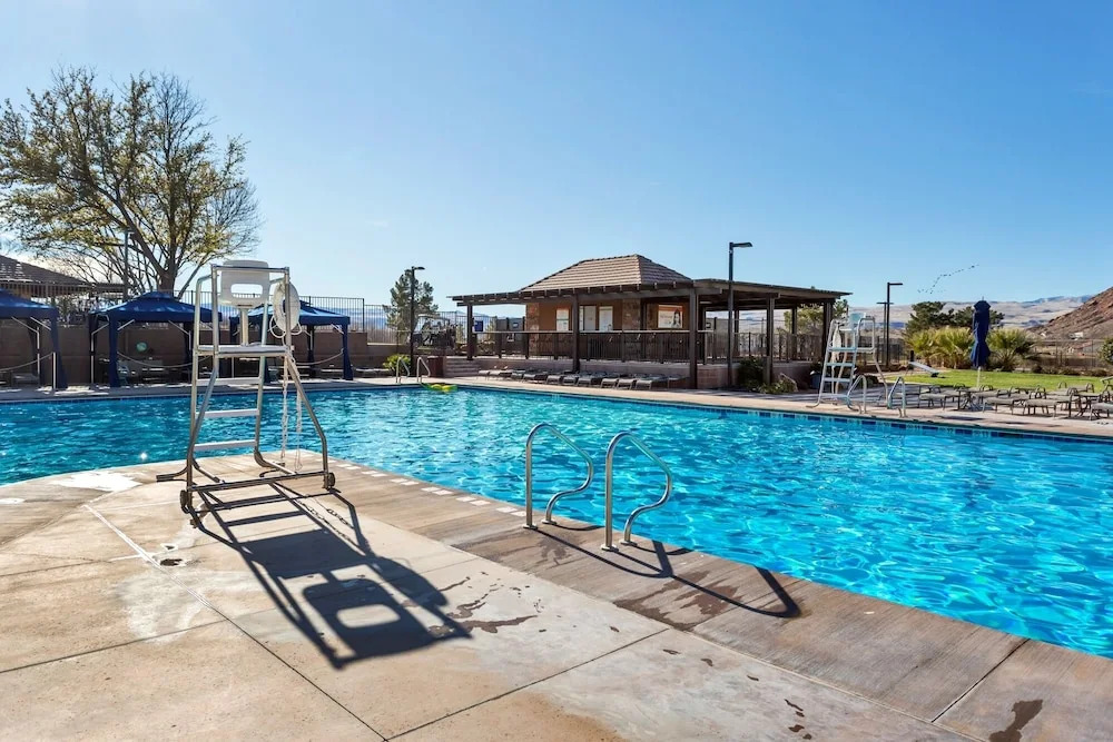 19 At Bloomington Country Club 3 Bedroom Condo by Redawning