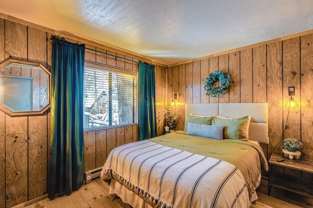 Munds Park Cabin w/ Deck & Fire Pit: Walk to Trail
