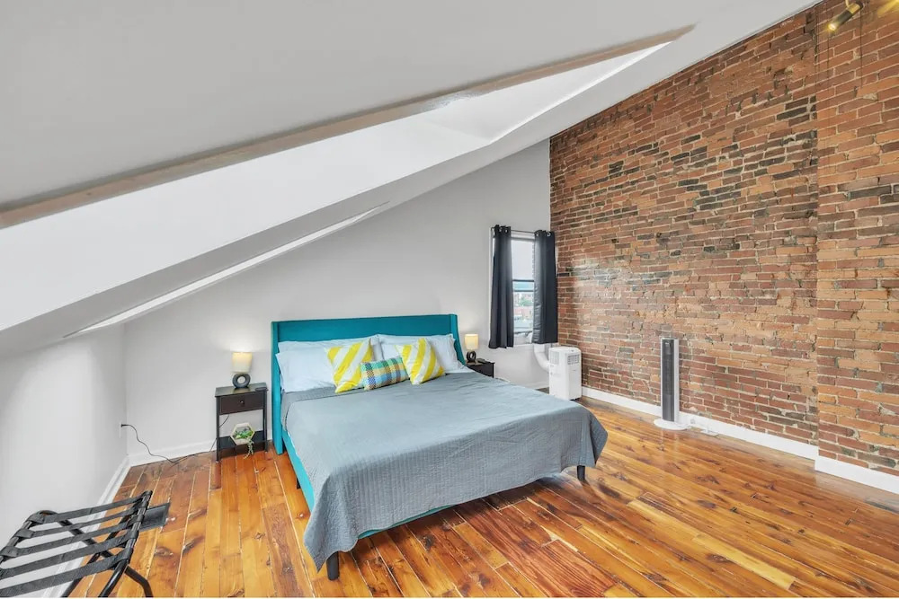 2 King/3 Bath, Toddler Friendly, Free Parking/laundry 2 Bedroom Duplex by Redawning