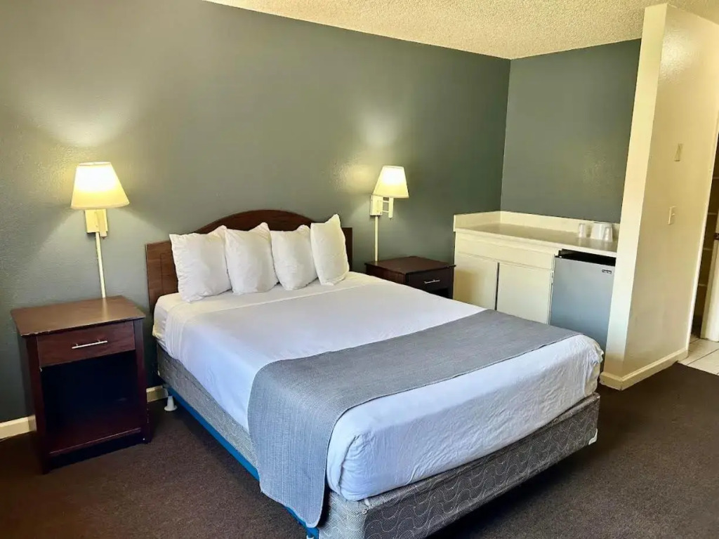 Отель California Suites