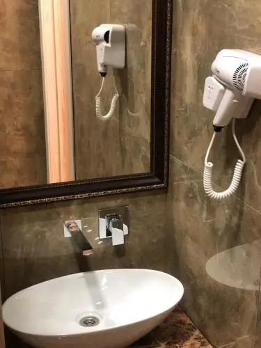 Grand Deluxe Hotel
