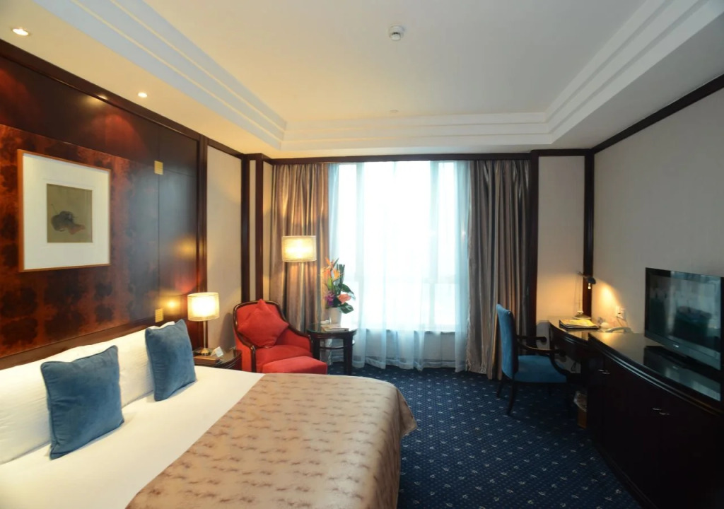 Shanghai Elong Hotel by the bund and Nanjing road Pedestrian street