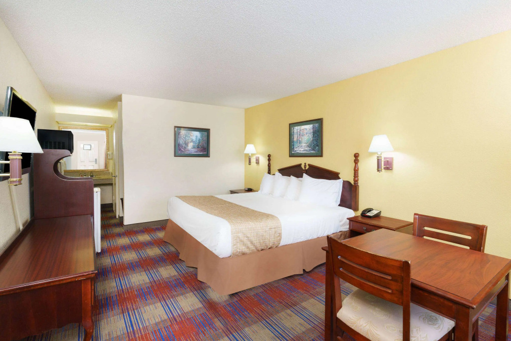 Travelodge by Wyndham Montgomery East