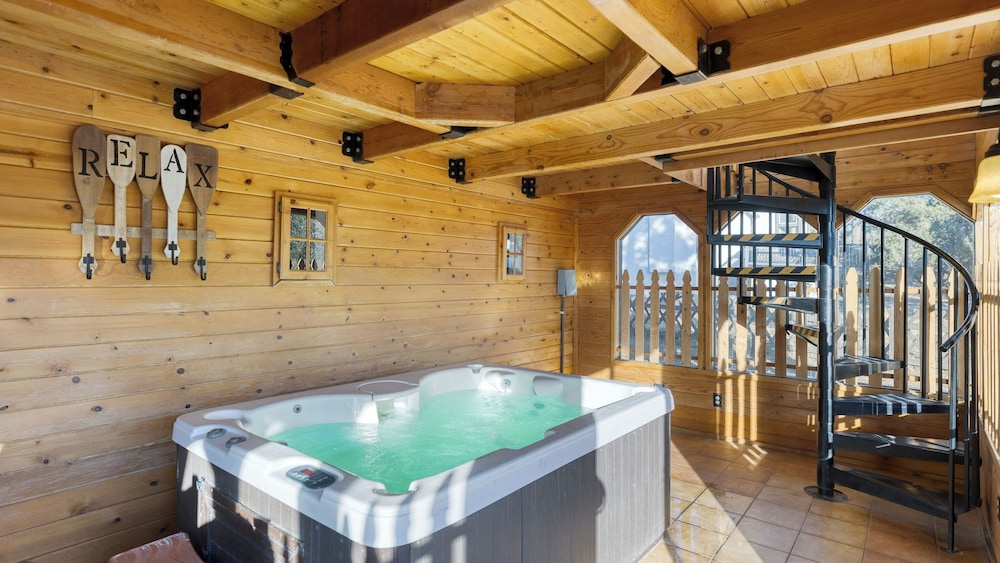 Viewtopia by Avantstay Lakefront Views + Hot Tub