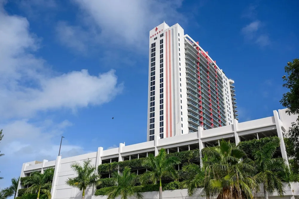 New Listing! Luxe Beach Dream W/ Infinity Pool 3 Bedroom Condo