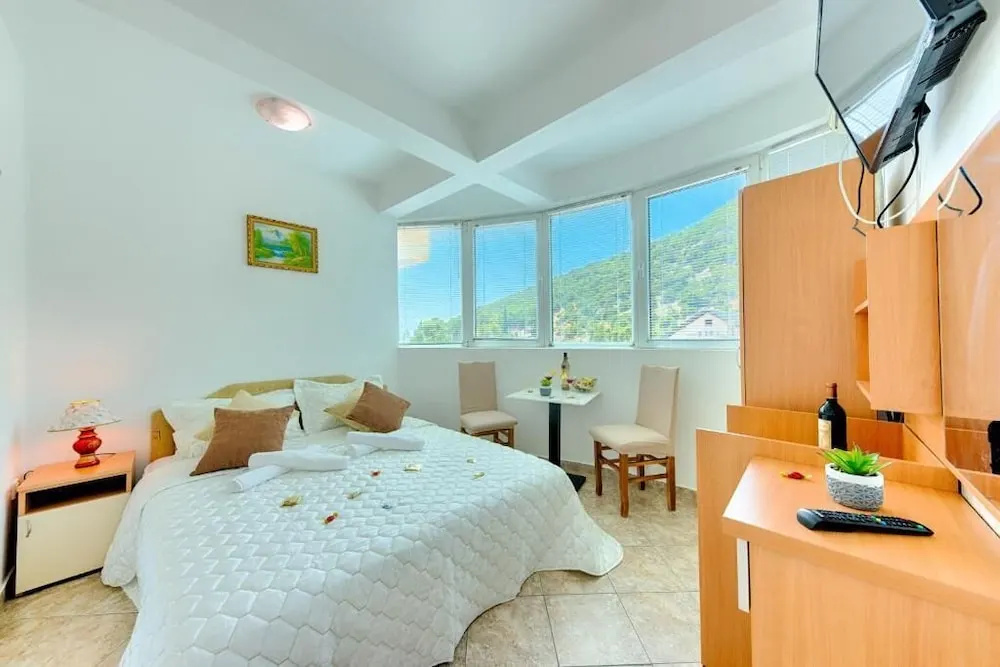 HOTEL DANA