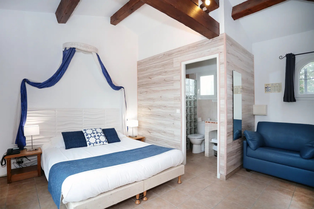 Logis Hôtel & Spa Déjeunez Sous LArbre