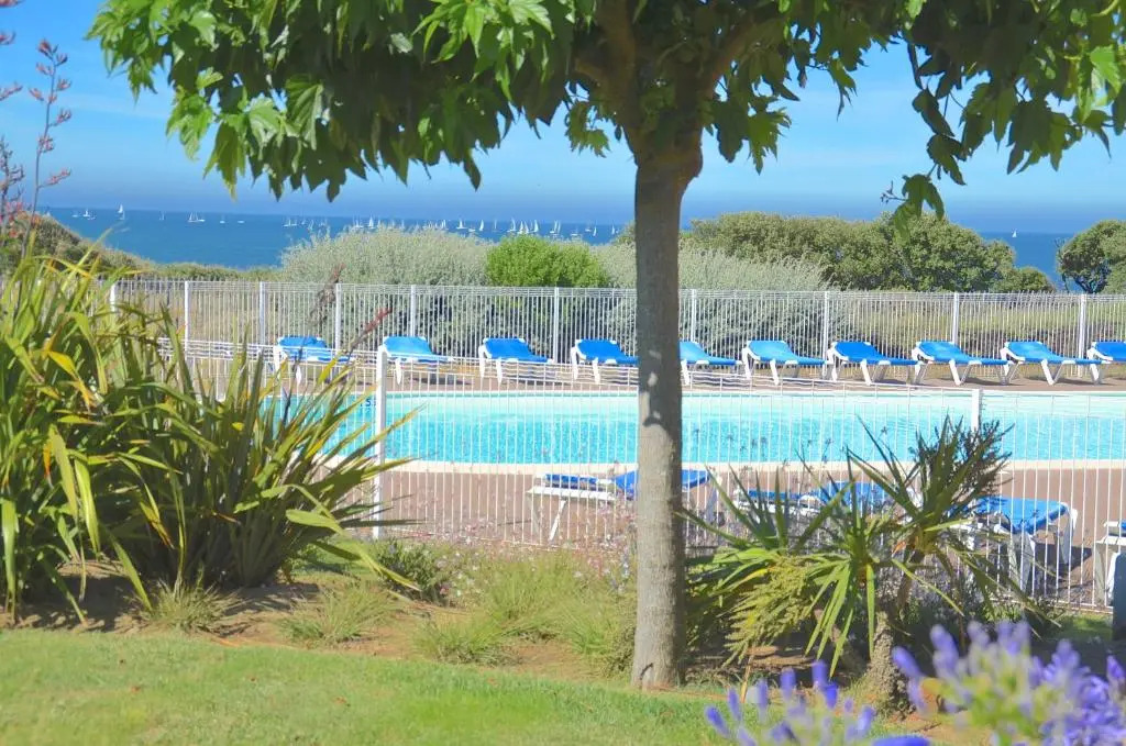 Appartements front de mer 2 piscine chauffées la pironnière Residence de lestrand