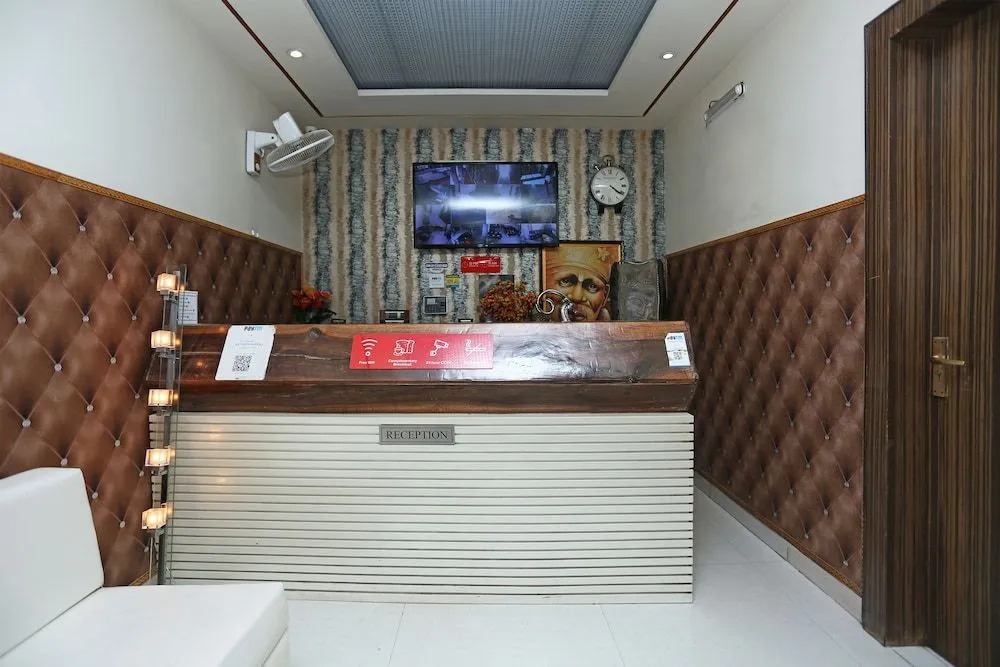 OYO 8183 Hotel Sandal Wood