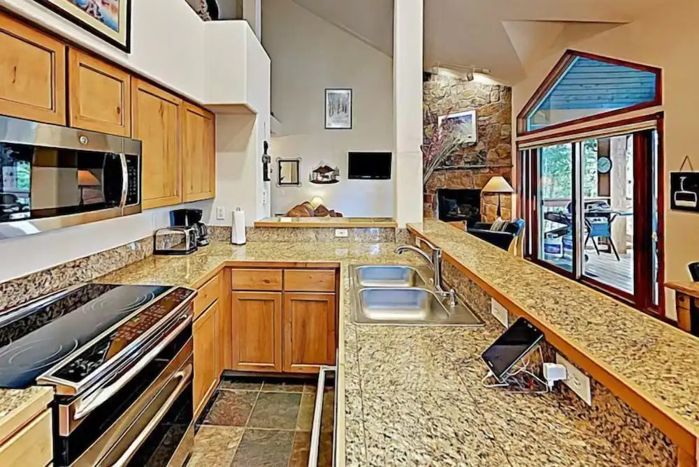 4 O Clock Ski Run Spacious 2 Bedroom Rental - Half Block from Snowflake Lift!