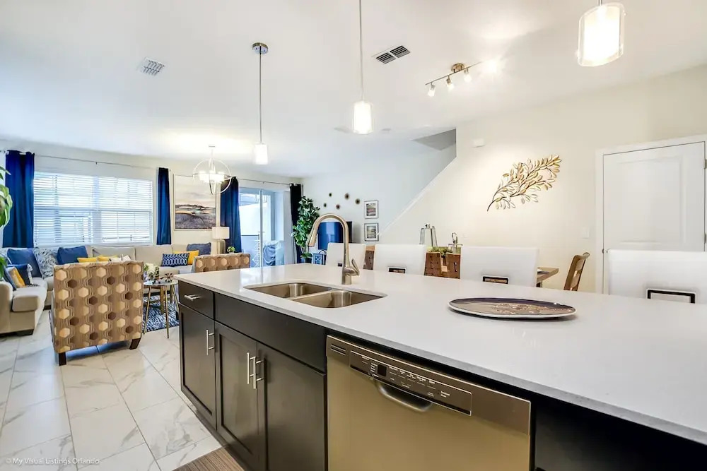 5 Bedroom 4 Bathroom Storey Lake
