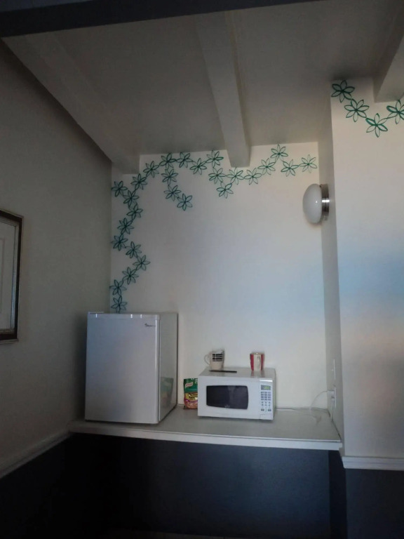 Traveler's Bed & Breakfast Hostel