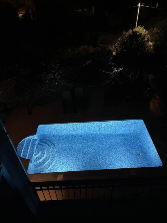 2 Bed Flat - Sleeps 6 - Pool - Garden - Parking