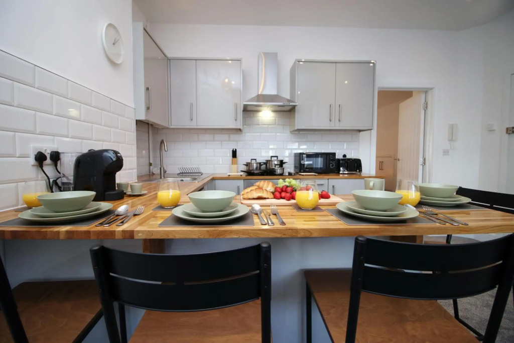 Affinity Serviced Apartments, 5 mins drive to City Centre, Free Parking, WiFi - by Stay South Wales