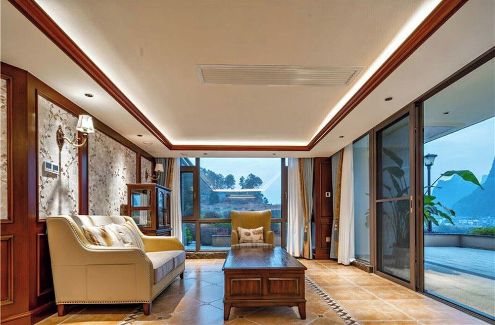 Yangshuo Fadai overhanging hot spring light luxury hotel