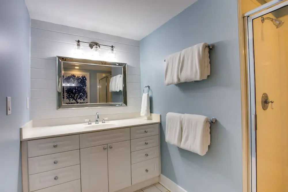 Waterscape A606 - 2 Br condo by RedAwning