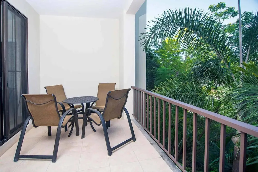 Dazzling end unit in Coco with extra windows and lots of light sleeps 8