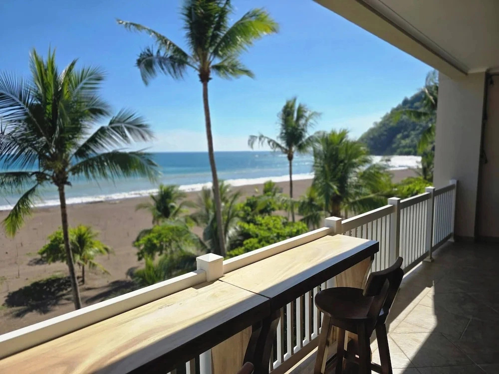 Amazing oceanfront with access Crocs Resort