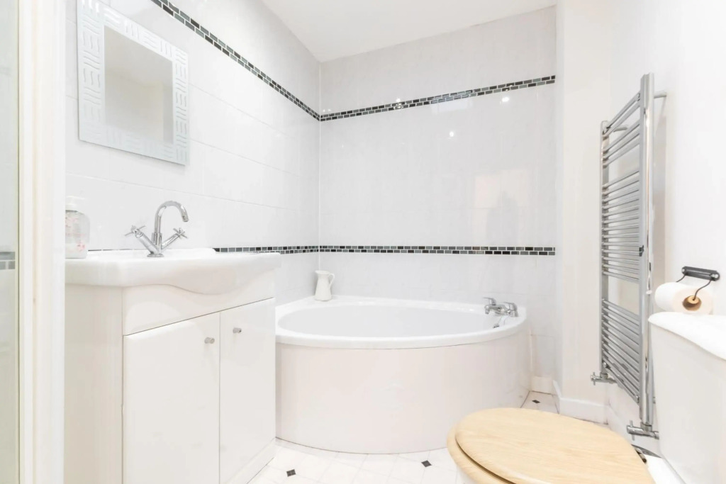 BEST PRICE! LARGE HOME FOR 4 - SMART TV - COMFY BEDS - GARDEN - 4 Single Beds or 2 Doubles!