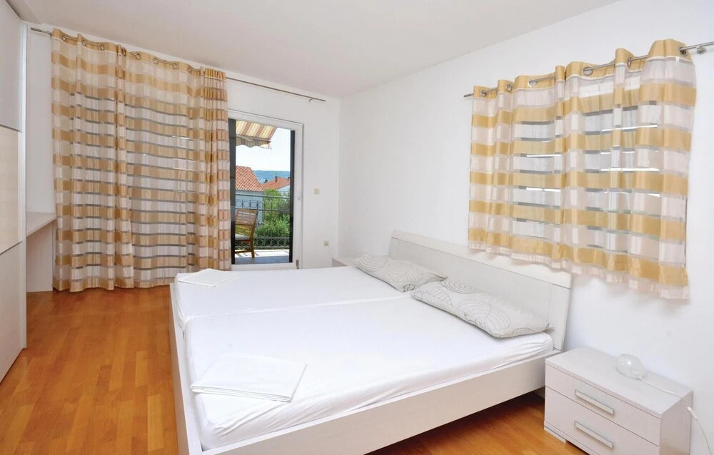 Beautiful Home in Kastel Stafilic With Wifi and 8 Bedrooms
