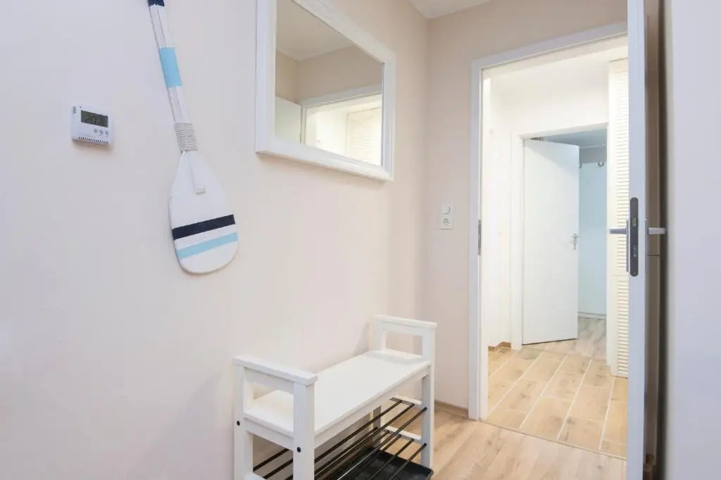 Wohnung 4, Leni